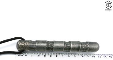 Preview: Handgeschmiedeter Kubotan HC-22-2 Unikat (Custom Made) von vorne auf weißem Hintergrund. Seriennummer SN sichtbar, Totenkopf-Gravur, schwarzer Paracord-Fangriemen, 3 Bohrungen. GPSR: Chargennummer/Hersteller SN für Rückverfolgbarkeit. Nur als Grifffestige